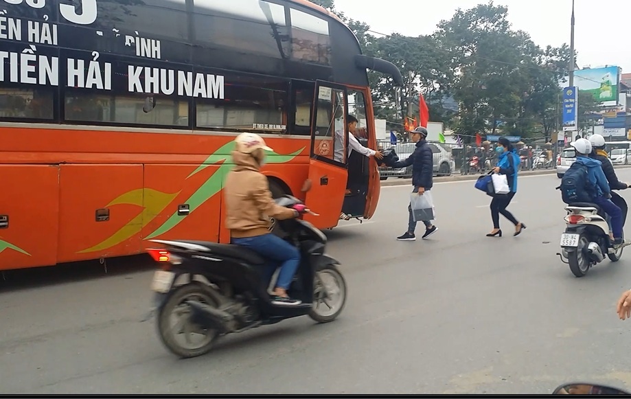 Trong ben e am, nha xe 'dan tran' bat khach doc duong hinh anh