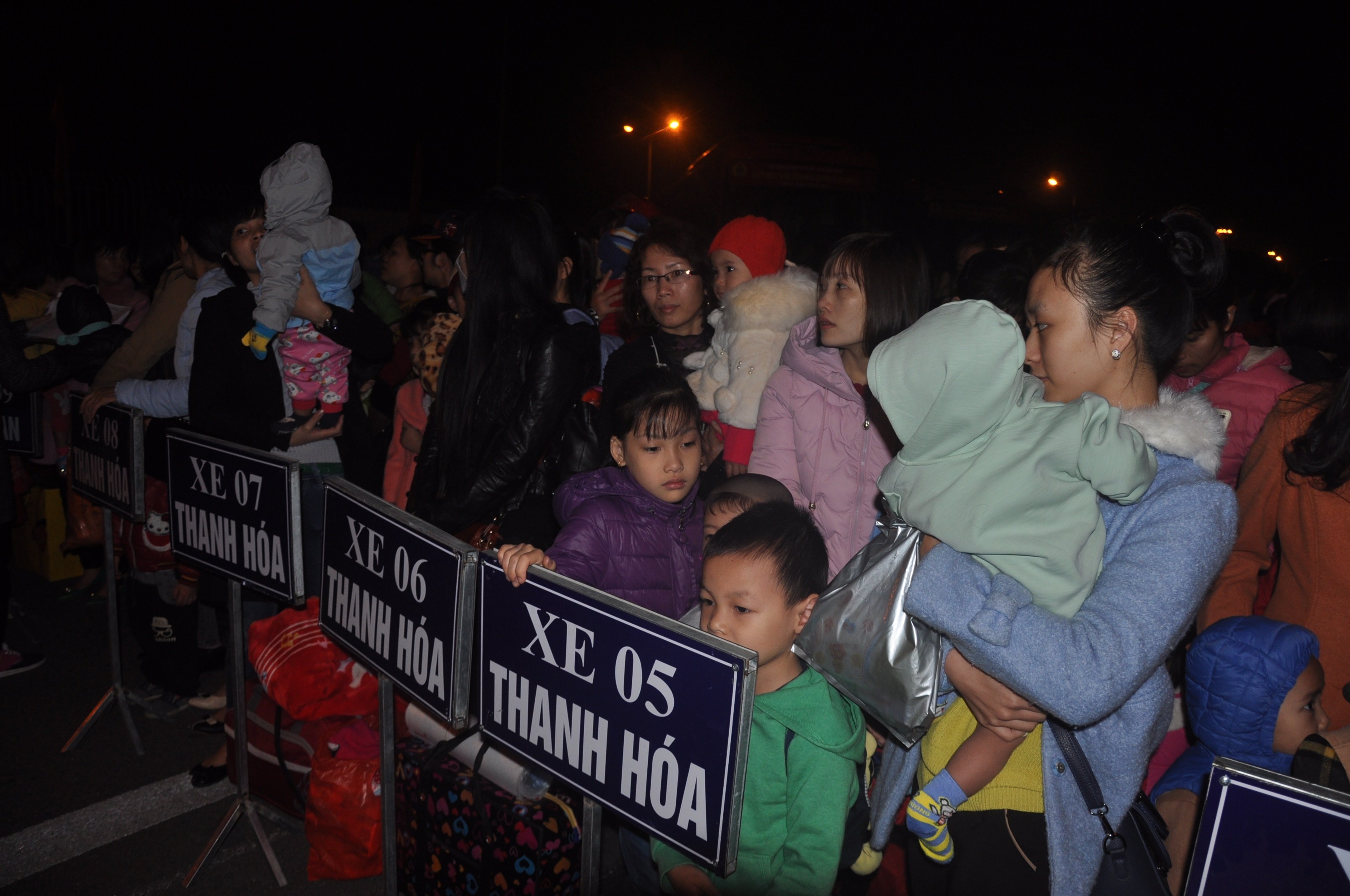 xe mien phi dua cong nhan ve que an tet anh 1