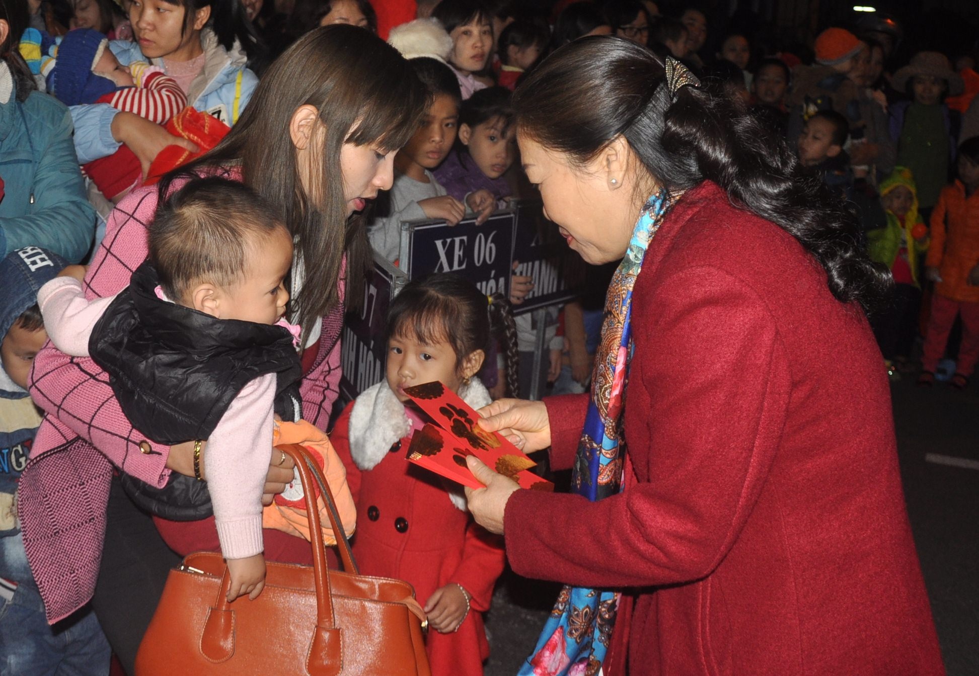 xe mien phi dua cong nhan ve que an tet anh 2