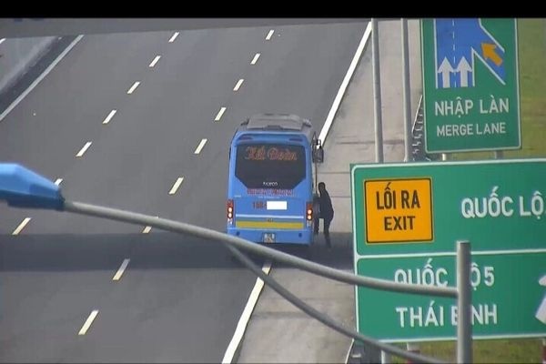 Tuoc bang lai 3 tai xe don tra khach tren duong cao toc hinh anh