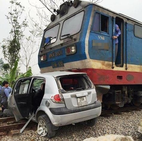 Tau hoa keo le oto 20 m, 4 nguoi thoat chet hinh anh