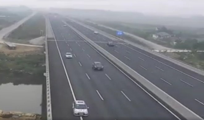tước bằng lái vì chạy lùi trên cao tốc ảnh 1 tuoc bang lai vi chay lui tren cao toc anh 1