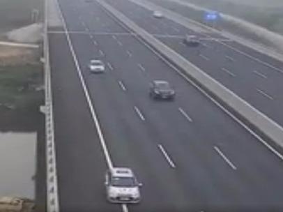 Hai tai xe taxi bi tuoc bang vi chay lui tren cao toc hinh anh