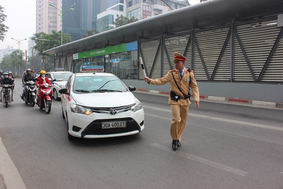 Tuoc bang lai 10 tai xe chay xe vao duong buyt BRT hinh anh