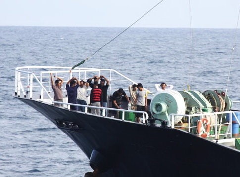 Cuop bien tan cong tau Viet Nam, ban chet mot nguoi hinh anh