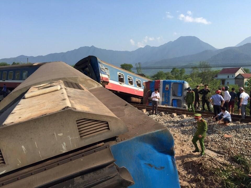 Va cham voi xe tai, 3 toa tau trat banh hinh anh