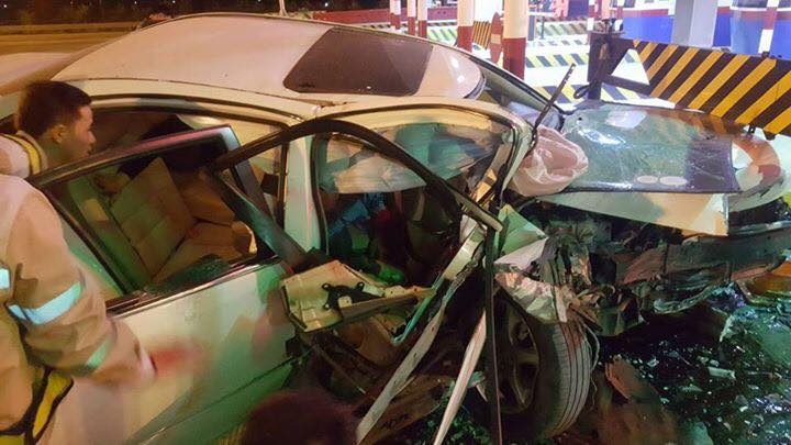 Xe con lao vào trạm thu phí, hai người bị thương nặng ảnh 1 Xe con lao vao tram thu phi, hai nguoi bi thuong nang anh 1