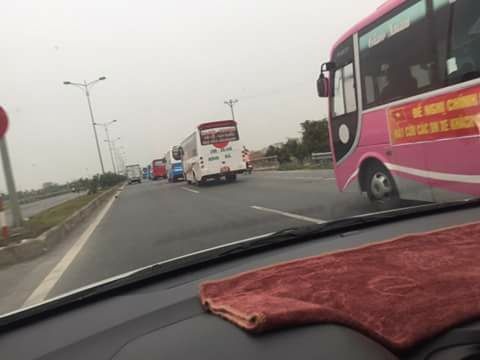 Gan 100 xe khach ra Ha Noi phan doi phan tuyen hinh anh