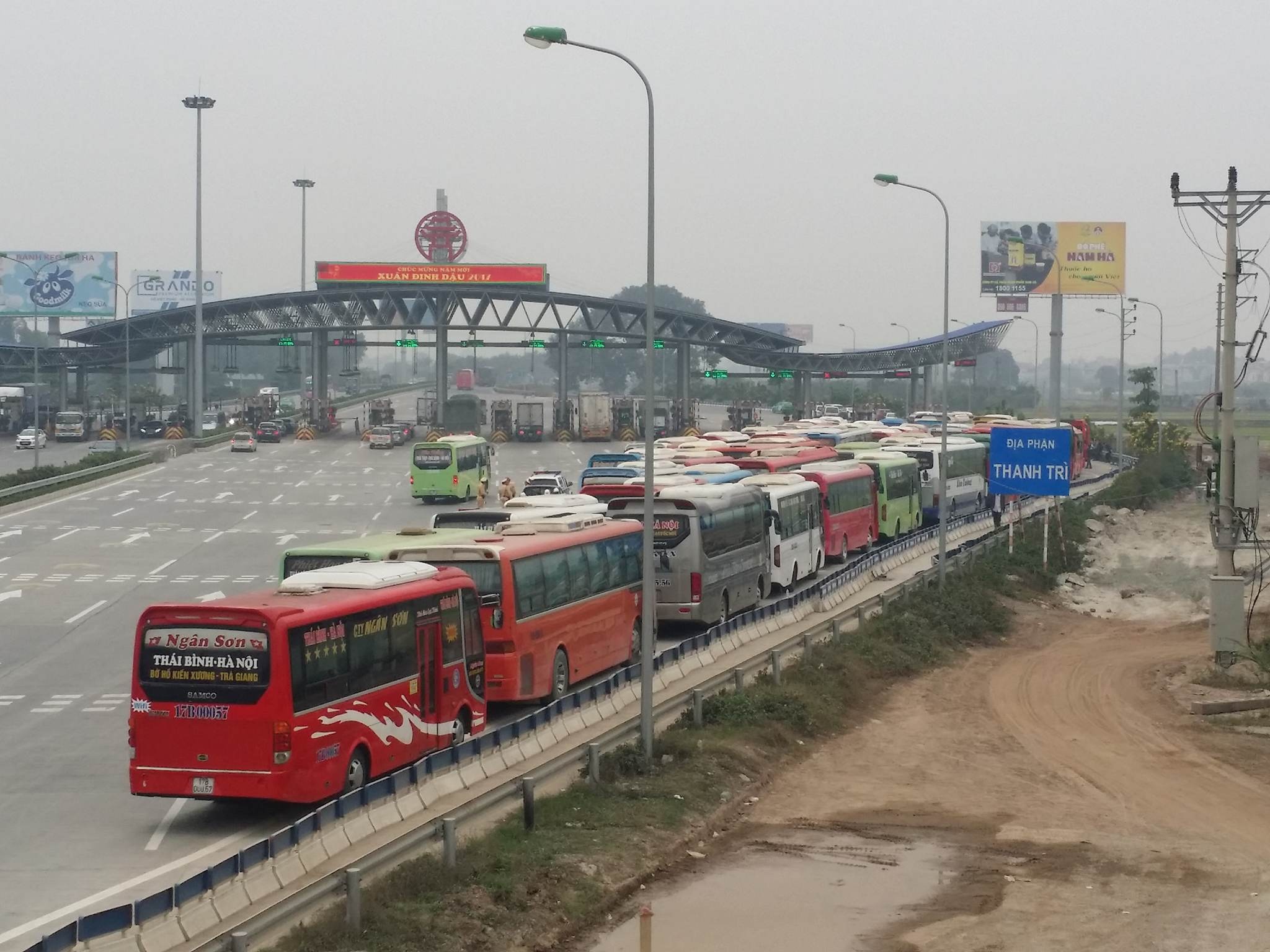 Gan 100 xe khach chay khong ra Ha Noi phan doi phan tuyen anh 1