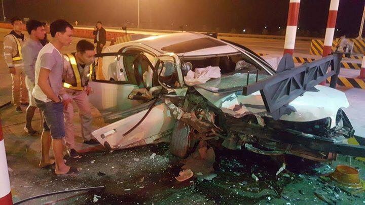 Oto bi nat dau khi dam tram thu phi tren cao toc hinh anh