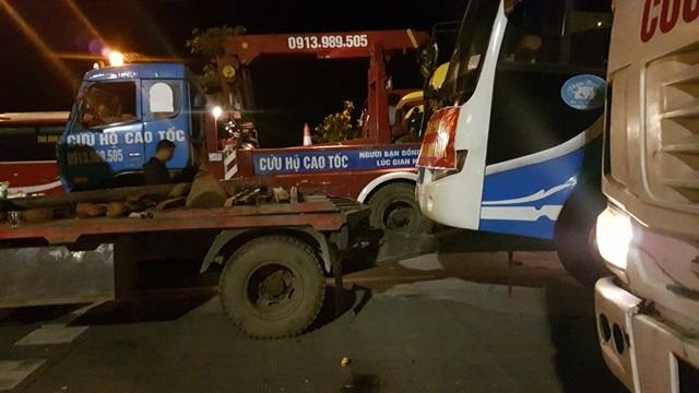 Xe khach phan doi dieu chuyen tuyen bi cau di giua dem anh 2