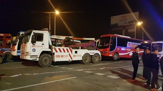 Gan 100 xe khach phan doi chuyen tuyen bi cau di giua dem hinh anh