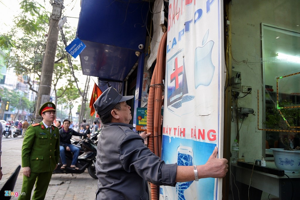 Ha Noi ra quan doi via he cho nguoi dan tu 10/3 anh 2