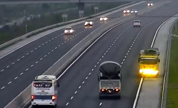 xe cố tình chạy ngược chiều trên cao tốc ảnh 1 xe co tinh chay nguoc chieu tren cao toc anh 1