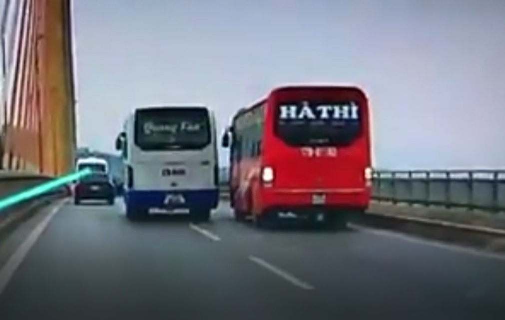 Tuoc bang lai cua 2 tai xe chen xe nhau tren cau Bai Chay hinh anh