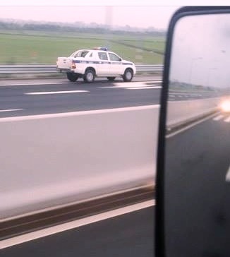 Xe canh sat chay nguoc chieu tren cao toc anh 1