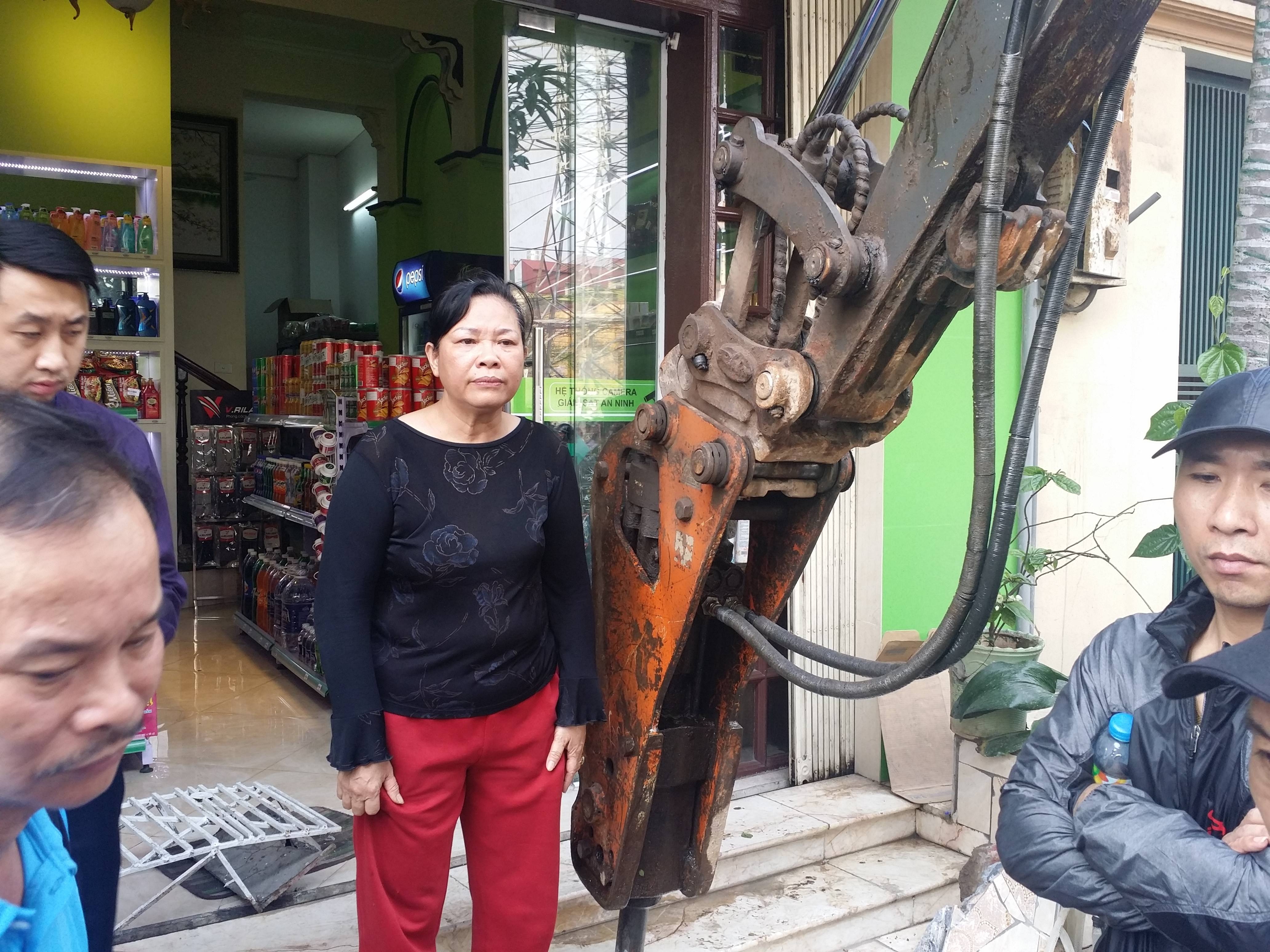 Chu cua hang tap hoa o Ha Noi kien quyet khong tra via he hinh anh