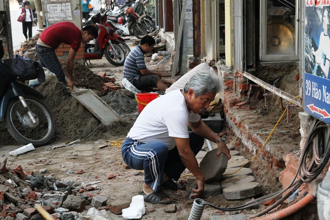 Nguoi dan Ha Noi xay tam cap vao trong nha hinh anh