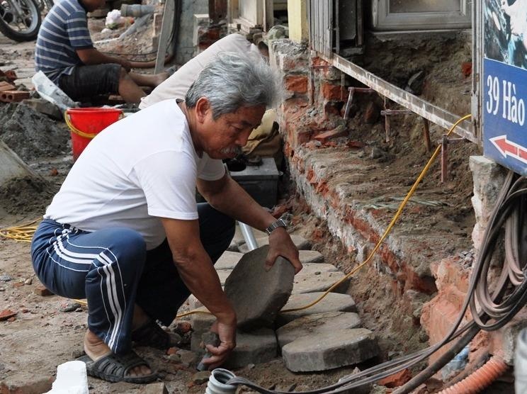 Dan Ha Noi xay thut bac tam cap vao trong nha hinh anh