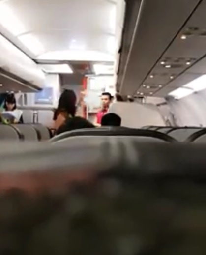 Nu hanh khach gay roi tren may bay hinh anh