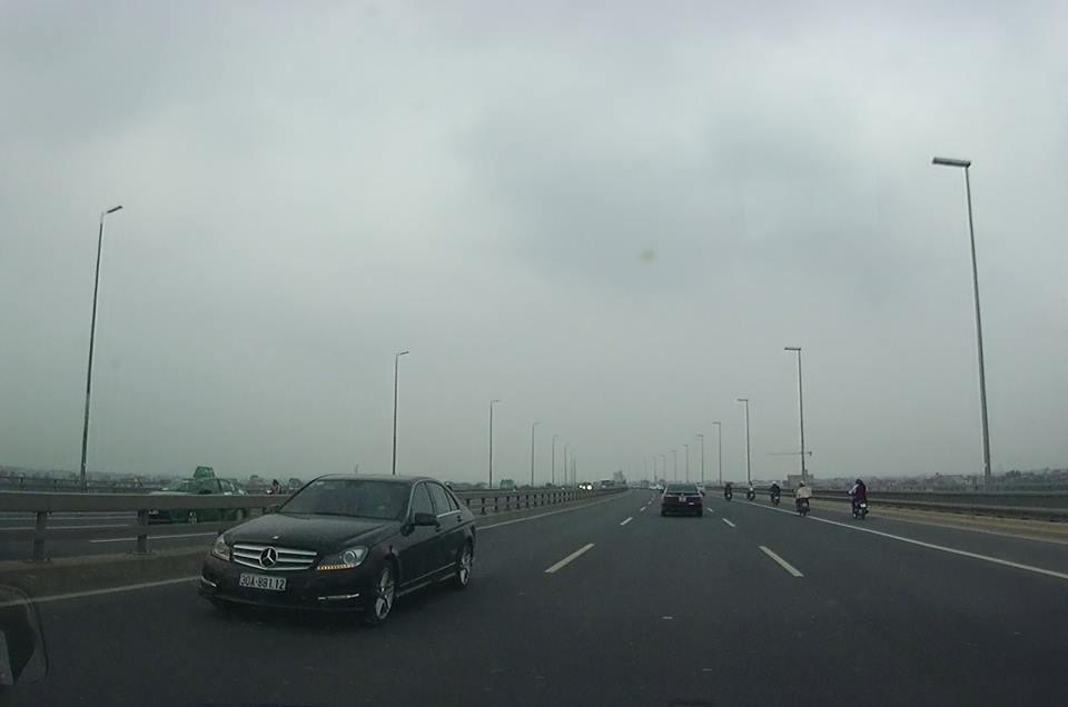 5 oto chay nguoc chieu toc do cao tren cau Nhat Tan hinh anh