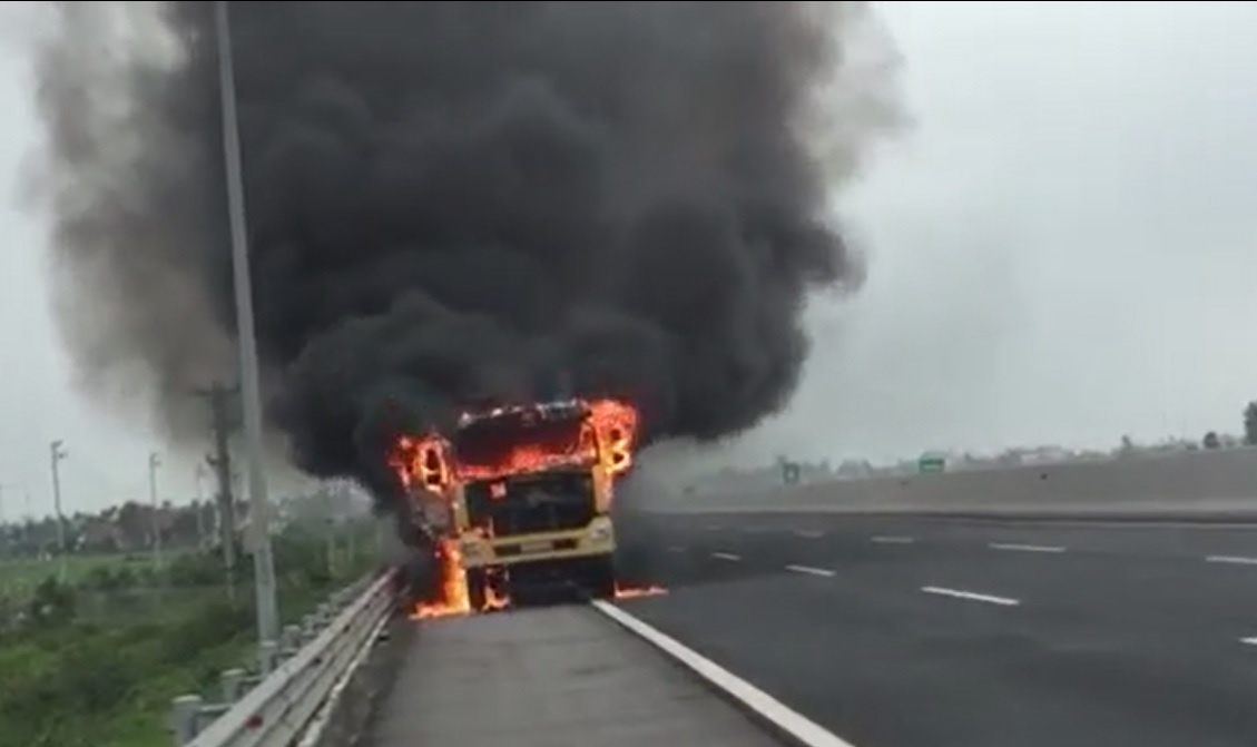 Xe tai chay ngun ngut tren cao toc Ha Noi - Hai Phong hinh anh