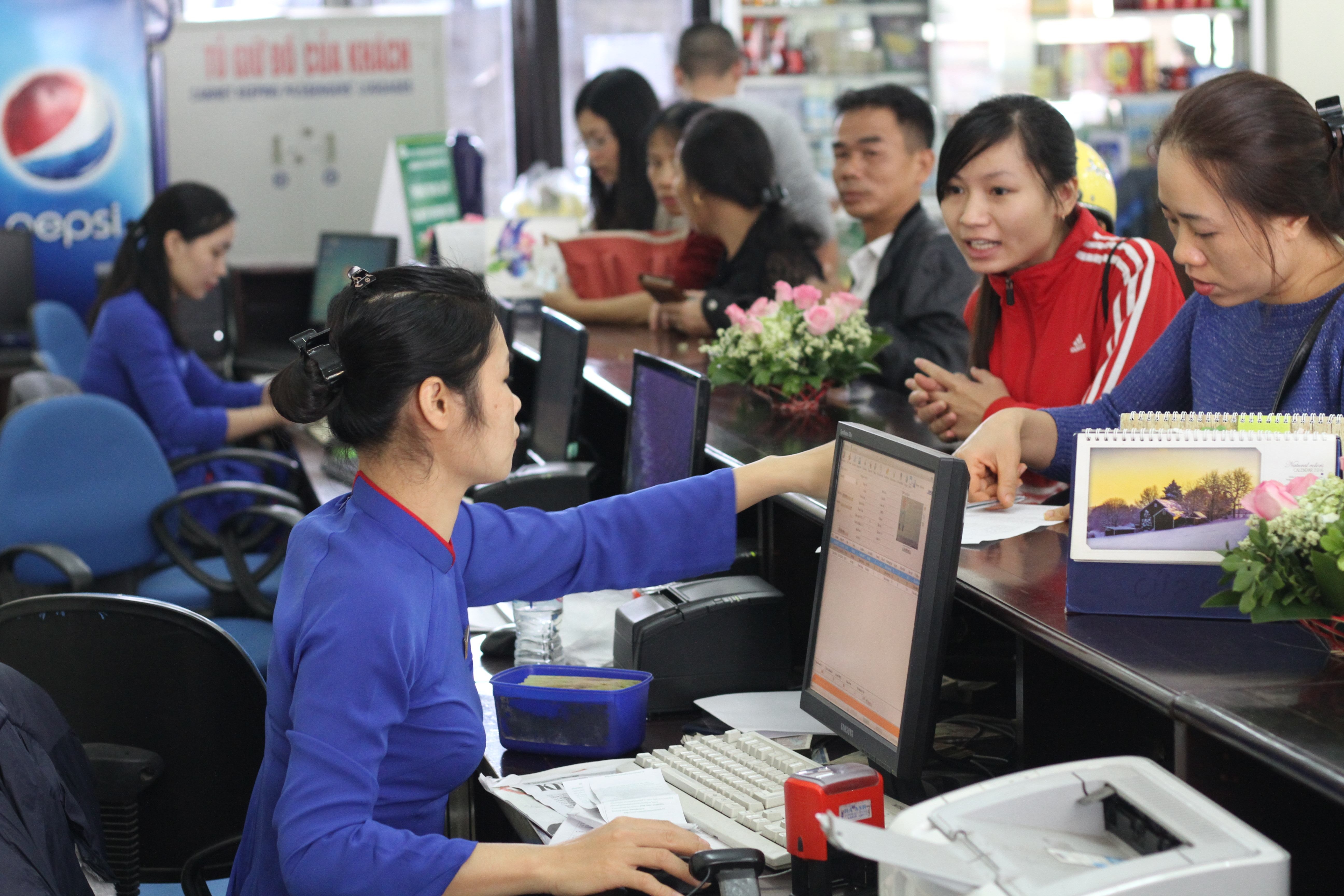 Duong sat, hang khong tang chuyen giam gia ve dip 30/4 hinh anh