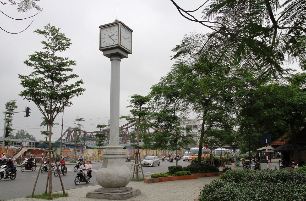 Cot dong ho Ha Noi anh 2