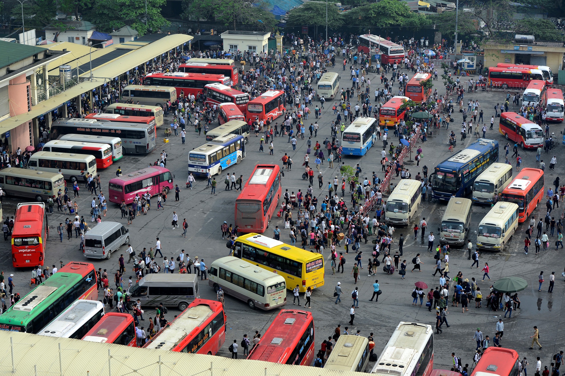 Ben xe phia Dong Ha Noi anh 1