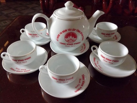 Gần 65 tỷ mua ấm chén làm quà ảnh 1 Gan 65 ty mua am chen lam qua anh 1