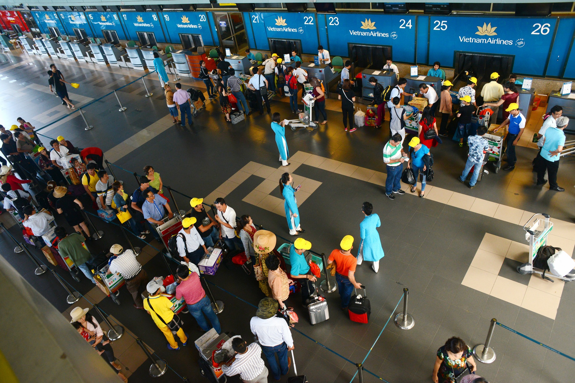 Bi thu Ha Noi lo san bay Noi Bai qua tai nhu Tan Son Nhat hinh anh