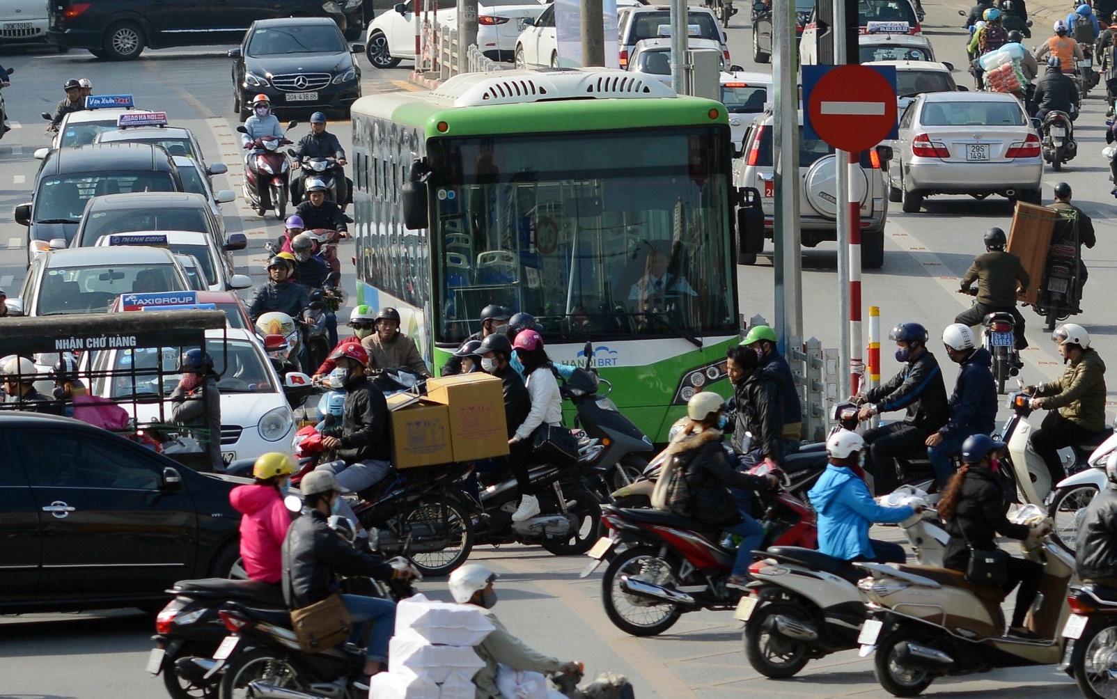Buyt nhanh Ha Noi di chuyen cham anh 2