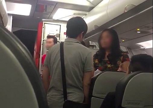 Nu khach gay roi bi cam bay 12 thang hinh anh