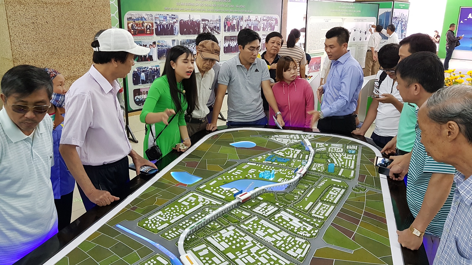 Mo cua ga La Khe anh 1