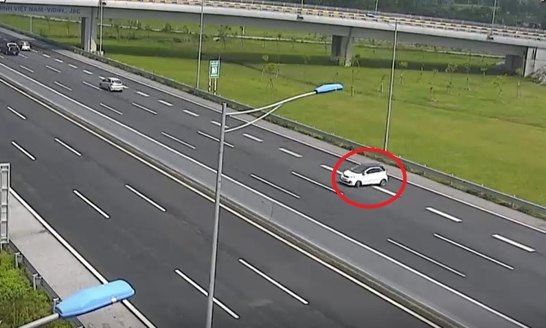 Ôtô chạy ngược chiều trên cao tốc ảnh 1 Oto chay nguoc chieu tren cao toc anh 1