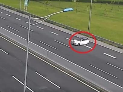 Nu tai xe chay nguoc chieu tren cao toc bi xu phat 7,5 trieu dong hinh anh