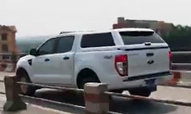 Xe bien xanh chay o xe may tren cau Thanh Tri hinh anh