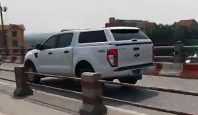 Xe bien xanh chay vao lan xe may tren cau Thanh Tri hinh anh