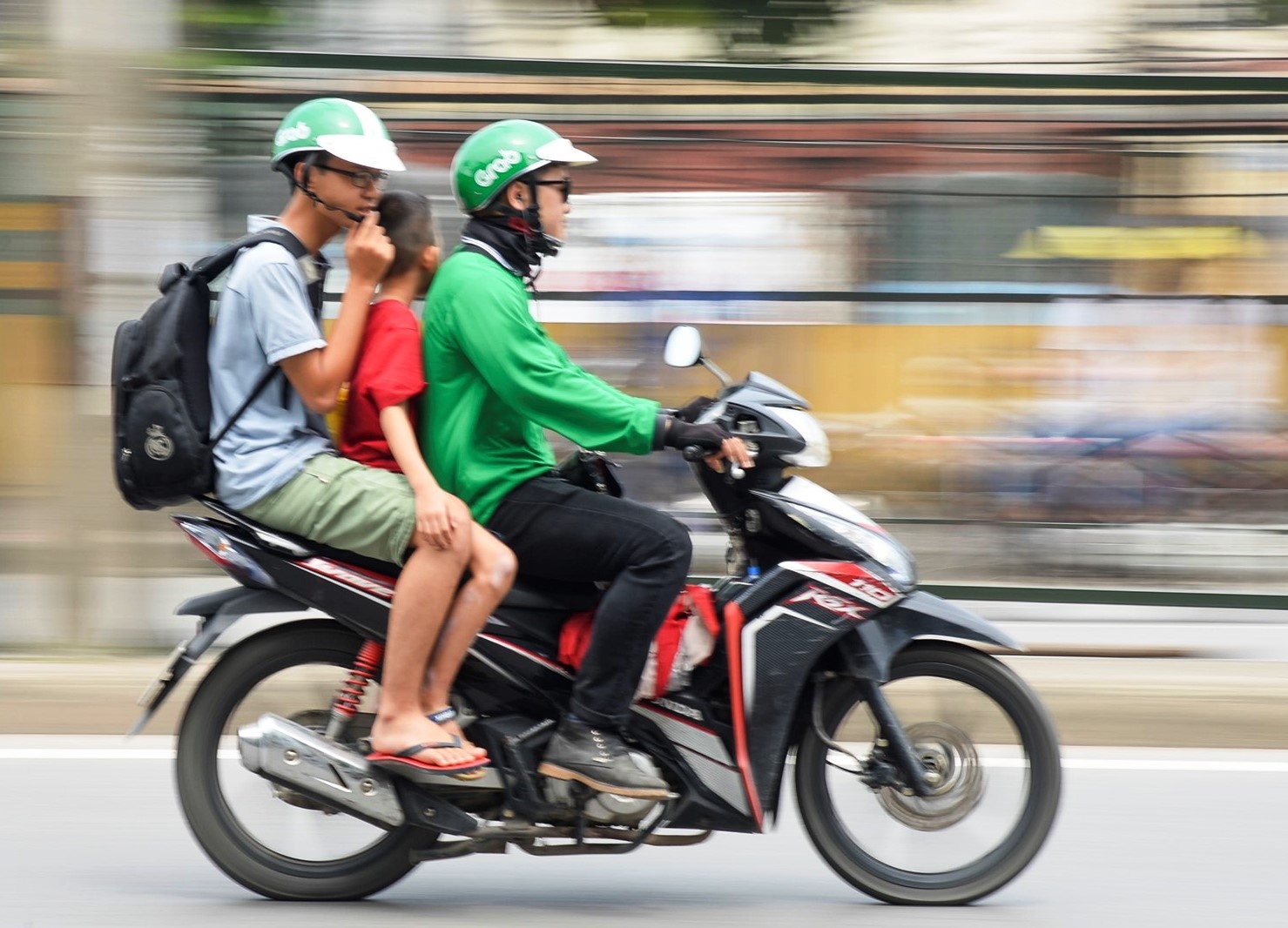 Xe om truyen thong, GrabBike cung pha 'luat choi' hinh anh
