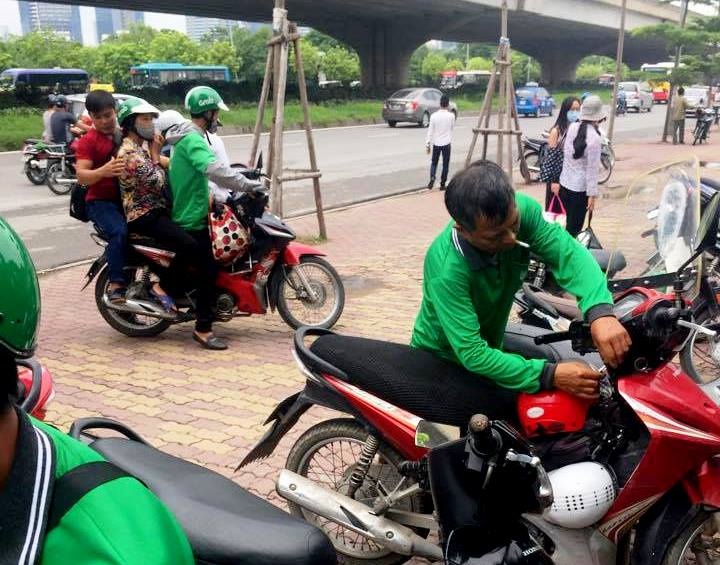 Cuộc chiến xe ôm truyền thống - Grab ảnh 2 Cuoc chien xe om truyen thong - Grab anh 2