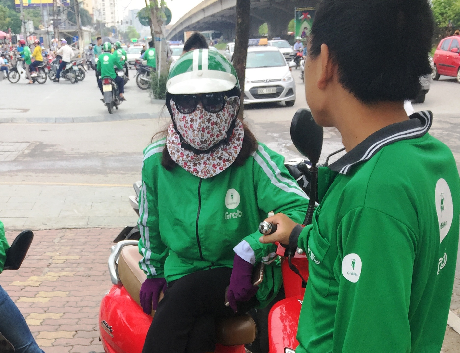 GrabBike: Nguoi ngay dem cay cuoc, ke ban ao 'xin hang' hinh anh