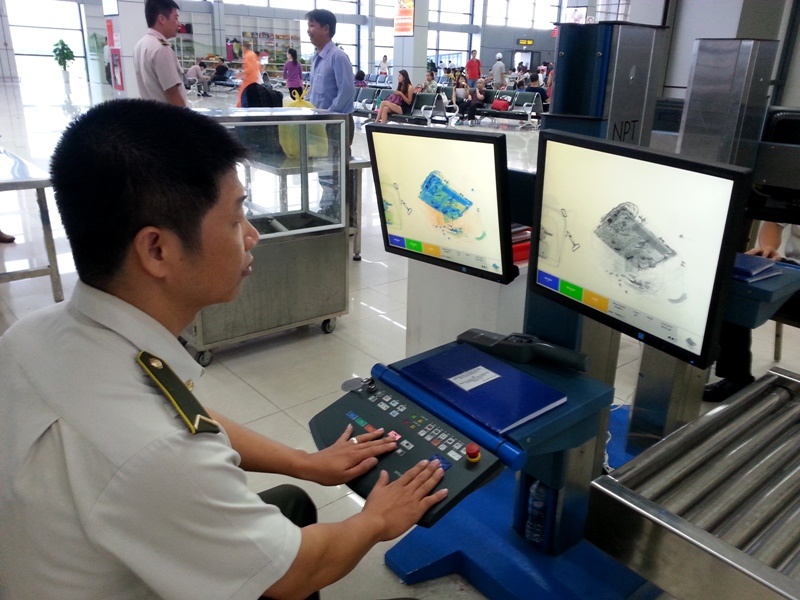 Dinh mang sung gia len may bay, nu hanh khach bi lap bien ban hinh anh