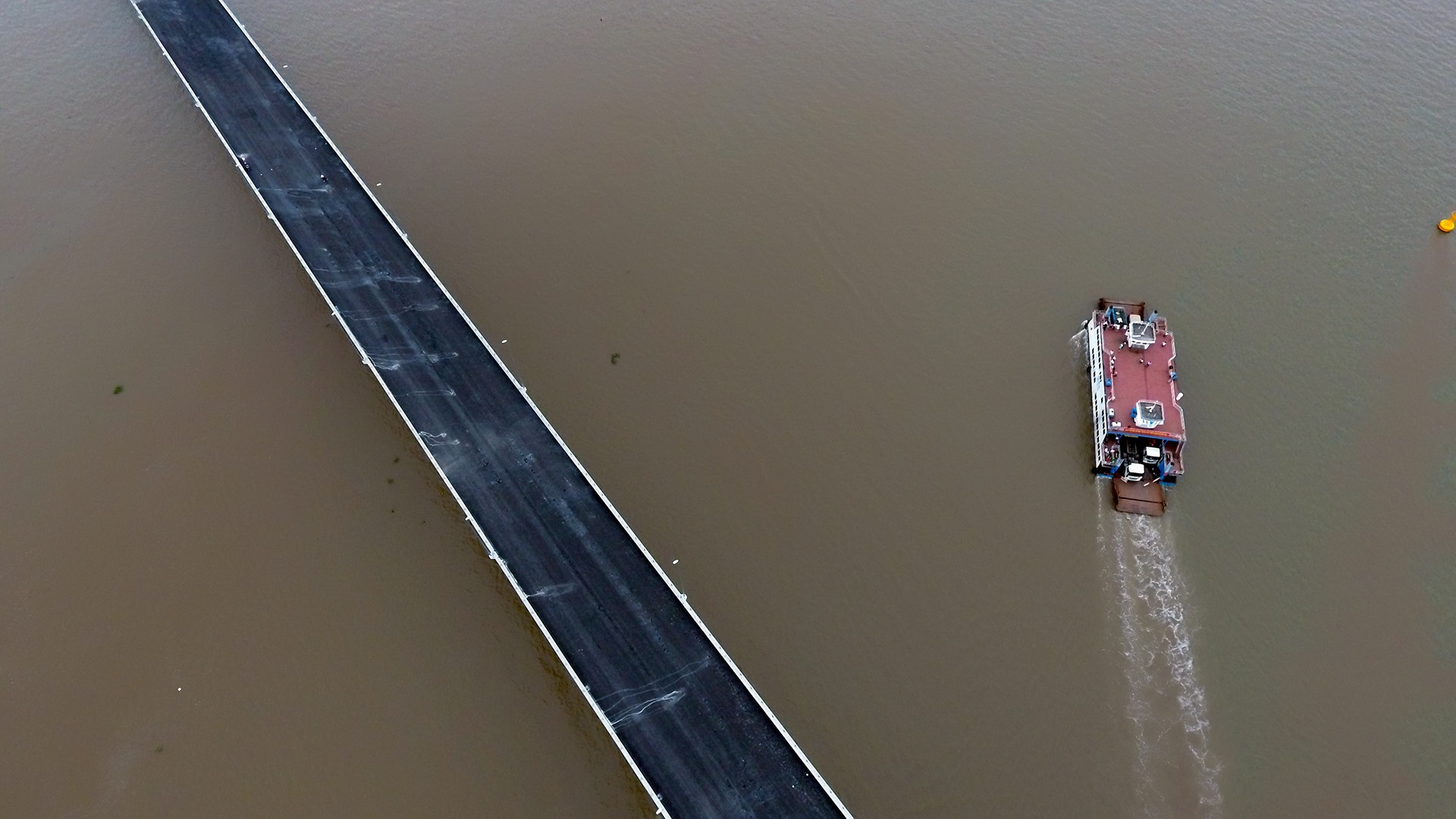 Nhieu vi tri cau vuot bien 12.000 ty tham nuoc do… gio thoi manh hinh anh