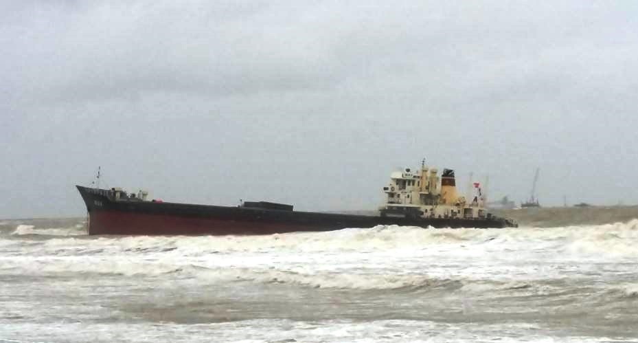 Thuyen truong ke chuyen cuu song 2 nguoi troi dat tren bien hinh anh