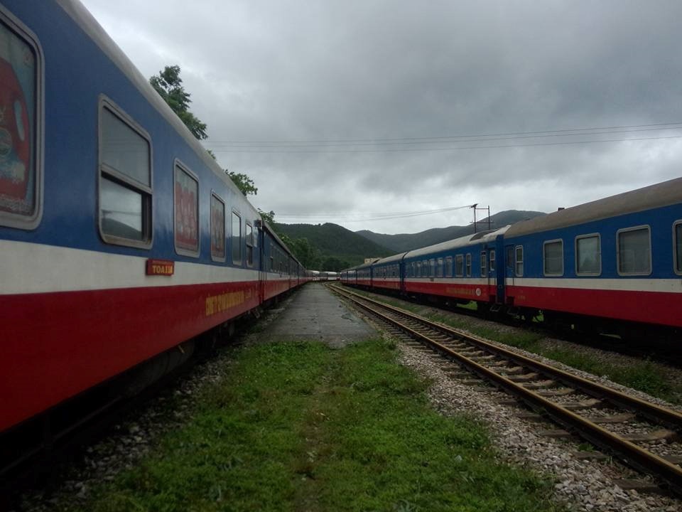 4.000 khach ket tau, oto noi duoi nhau tap le duong vi mua bao hinh anh