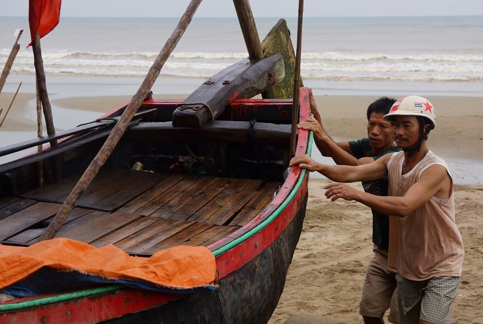 Ap thap tren Bien Dong khien nhieu khu vuc mua dong, loc xoay hinh anh