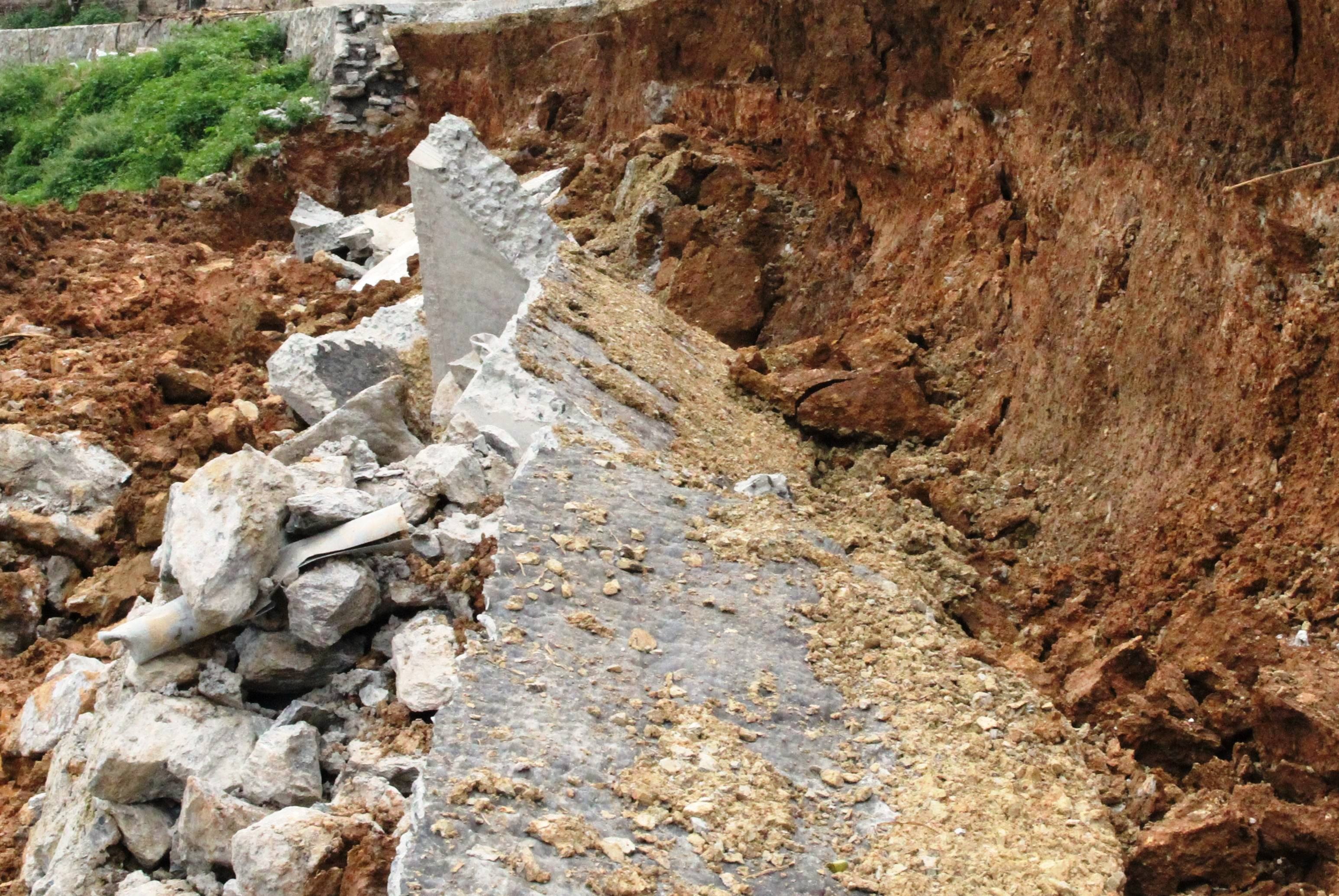 Duong chua xay xong da sup anh 5