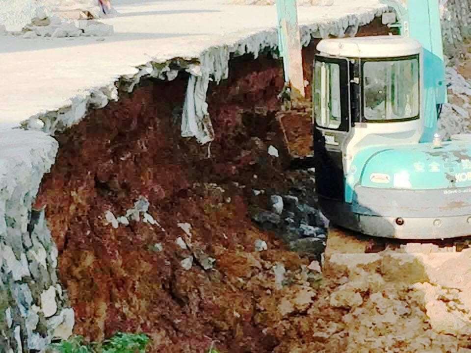 Duong chua xay xong da sup anh 8