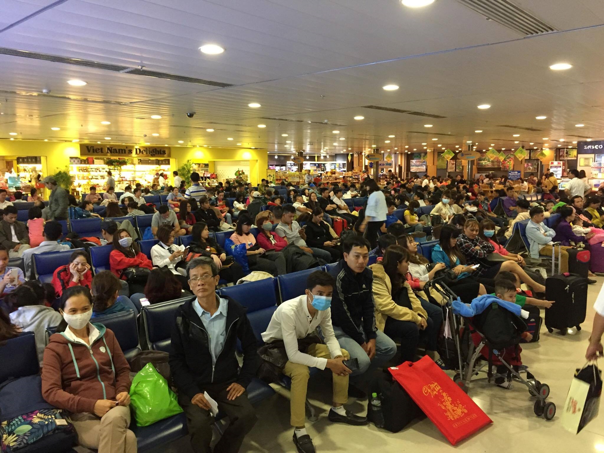 Hang chuc chuyen bay bi huy do anh huong cua bao so 4 hinh anh