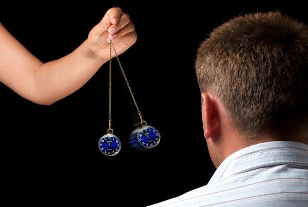 Nghi thoi mien, ca lang bao vay hai nguoi dan ong mua thuoc la hinh anh